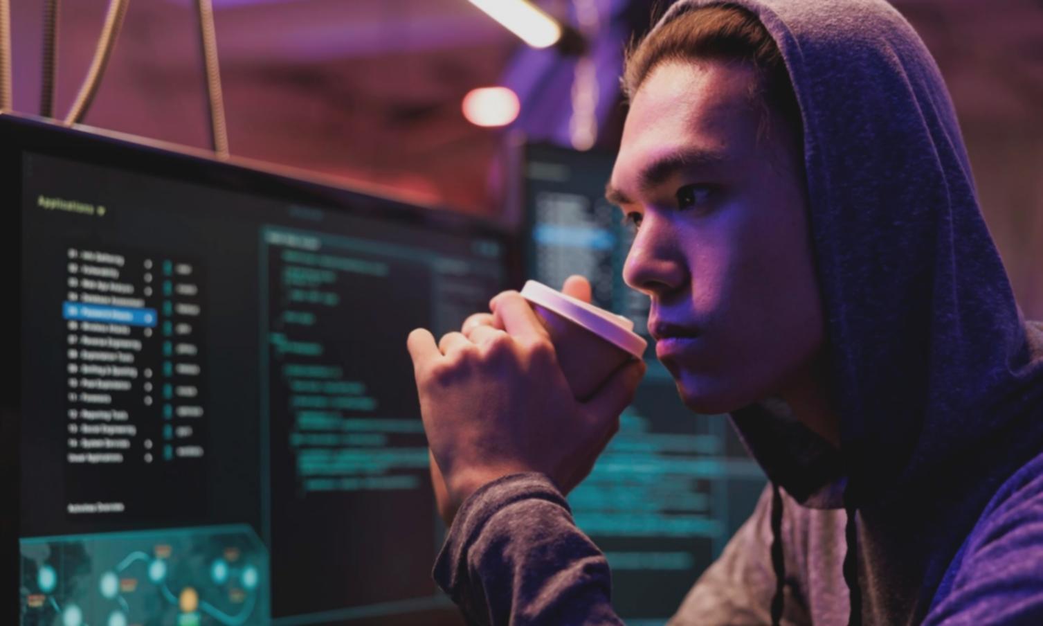 Workspace moderno con monitor che mostra codice e design interface in sviluppo