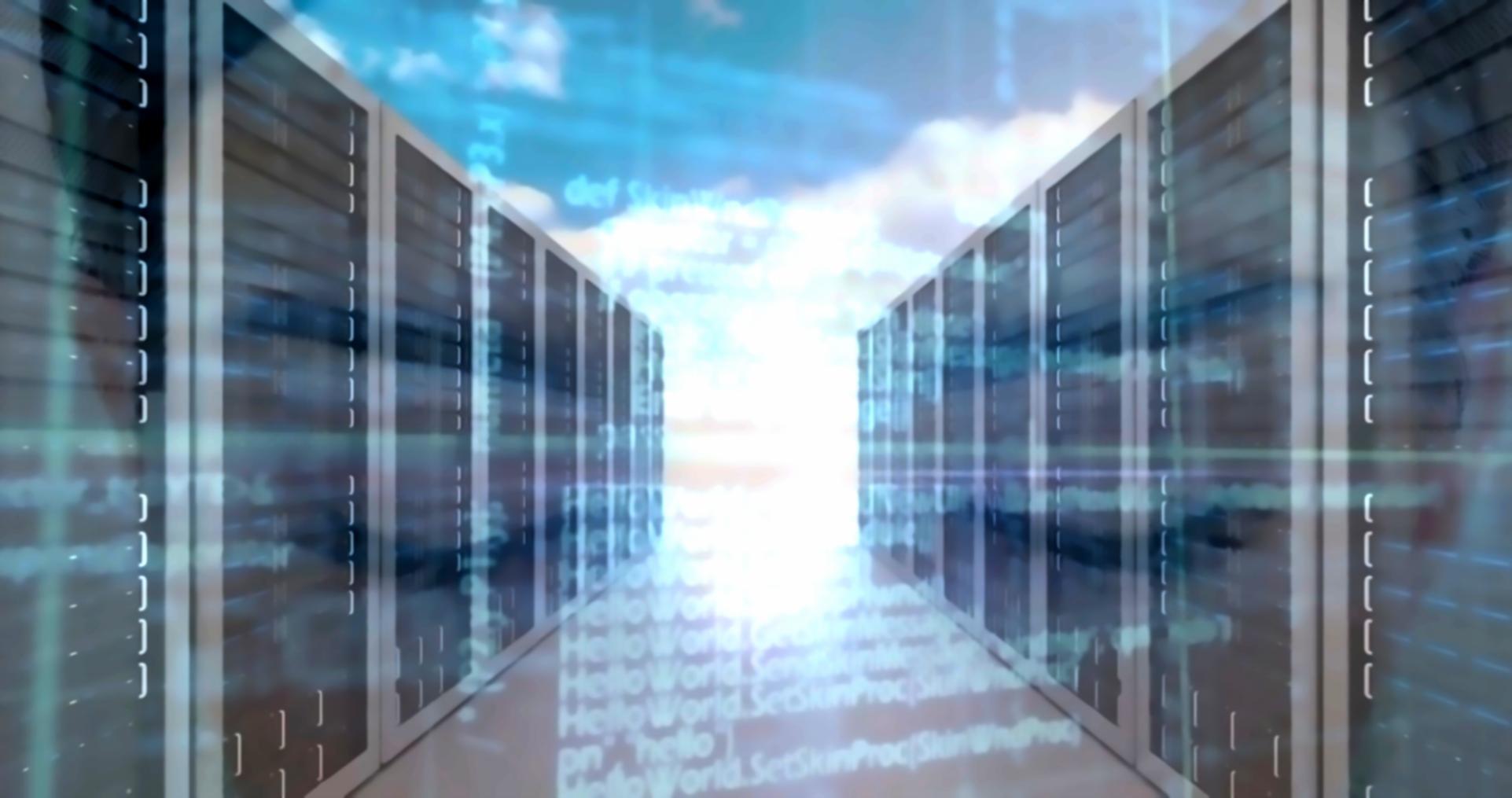 Designer che analizza layout responsive su diversi dispositivi