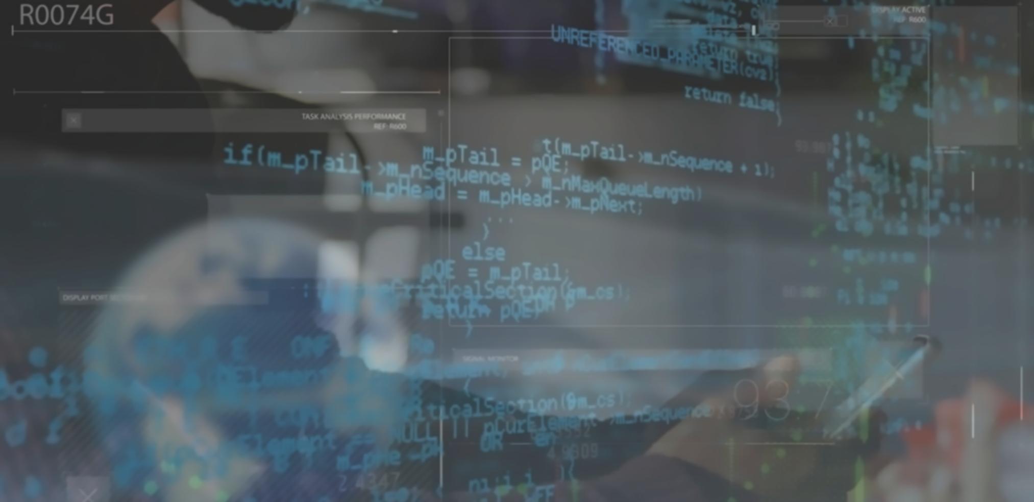 Studente che lavora su progetto di web design al computer con interfaccia moderna